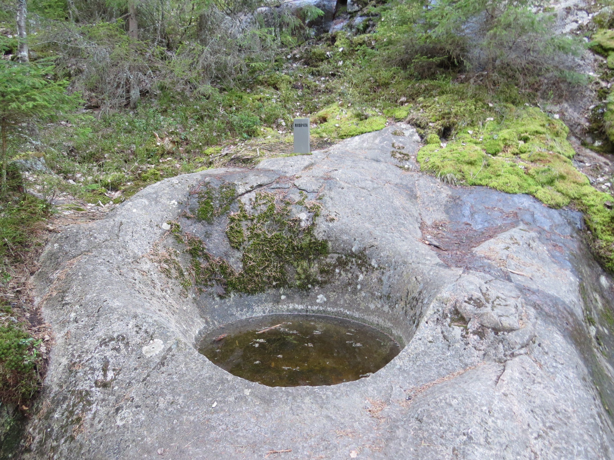 Askolan hiidenkirnut (The potholes of Askola)
